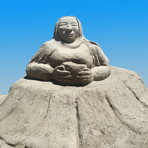 Gracias Pachamama. Escultura efímera, ecológica, sustentable, modelada en arena.	
