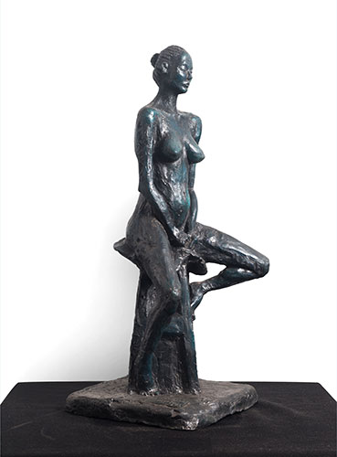 Ella los ve pasar. Escultura. Molde perdido, vaciado en acrílico	